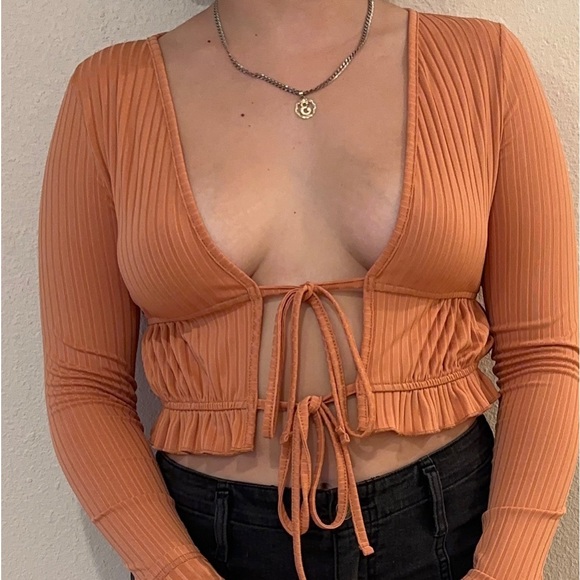 Tie Front Ruffle Hem Rib-knit Top - Picture 3 of 3